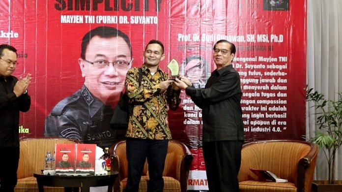 Boni Hargens Bedah Buku Suyanto