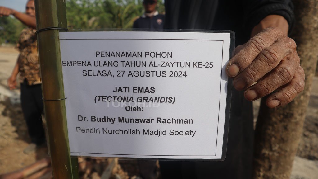 Dr. Budhy Munawar Rachman Menanam Pohon Jati_Emas di Al-Zaytun