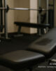 Pengguna Gym yang Mengelap Alat Setelah Dipakai Tanpa Melihat Sekeliling Pengguna Gym yang Mengelap Alat