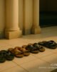 Warga yang Merapikan Sandal di Masjid tanpa Menumpuk Nama Atasnya Warga yang Merapikan Sandal di Masjid
