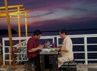 Duduk Seperti Biasa Sore yang Tidak Bertanya